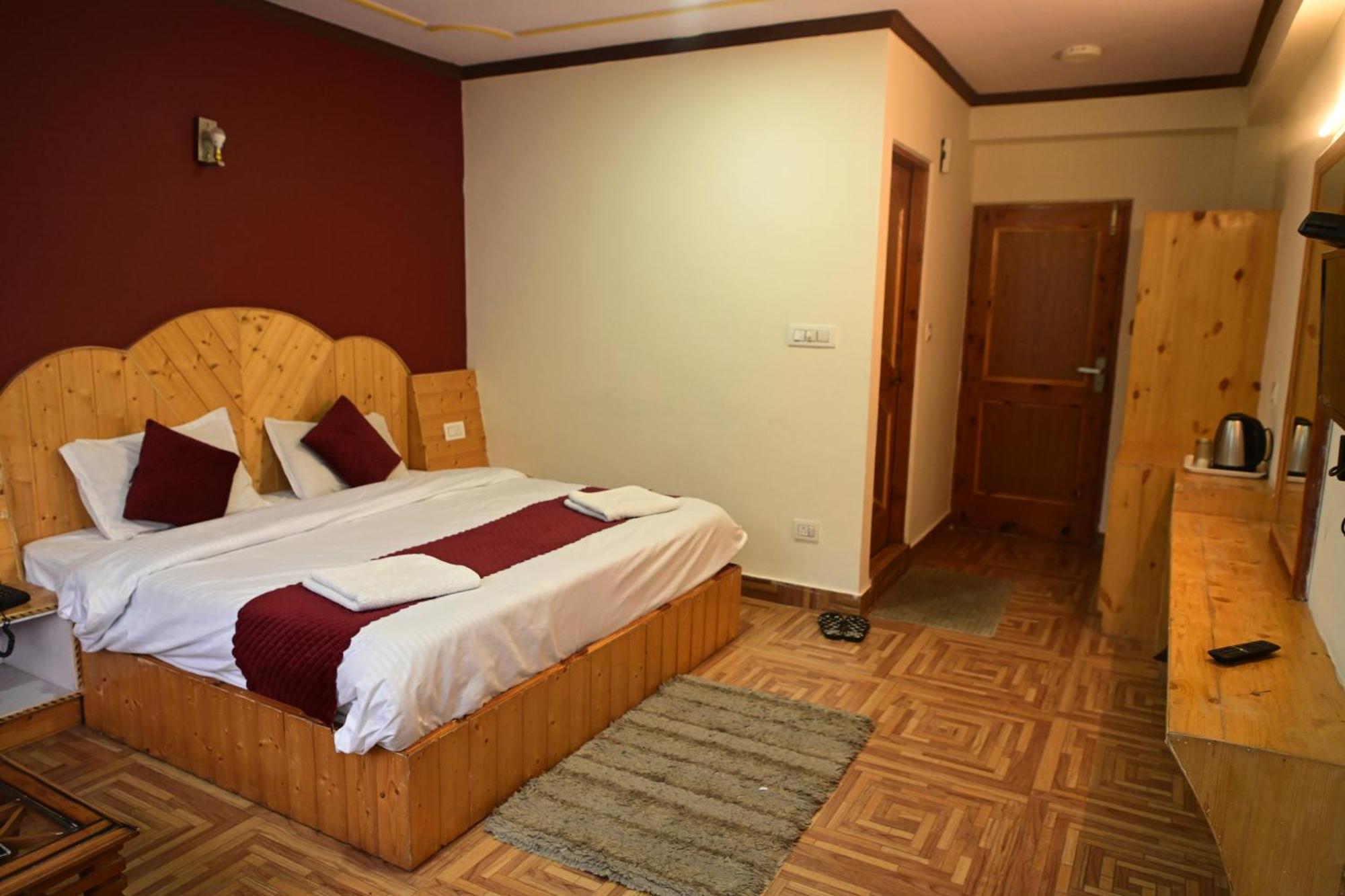 Krishana Cottage A Pure Veg !!!300 M From Hadimba Temple!!!Balcony Rooms!!!Veg Restaurant!!!Couple Friendly!!!Family Cottage!!! Manāli Exteriér fotografie