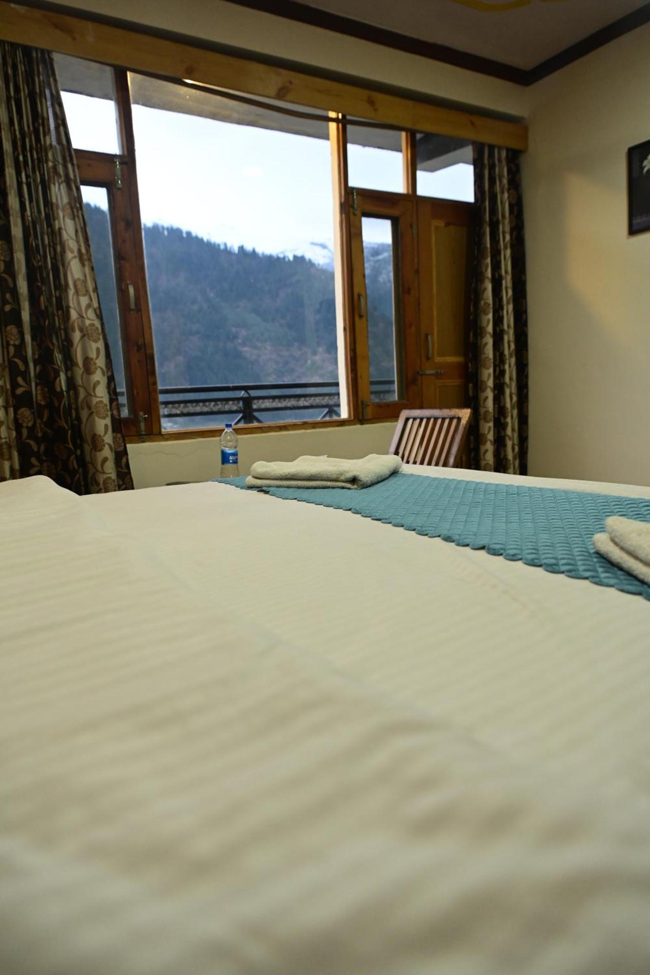 Krishana Cottage A Pure Veg !!!300 M From Hadimba Temple!!!Balcony Rooms!!!Veg Restaurant!!!Couple Friendly!!!Family Cottage!!! Manāli Exteriér fotografie
