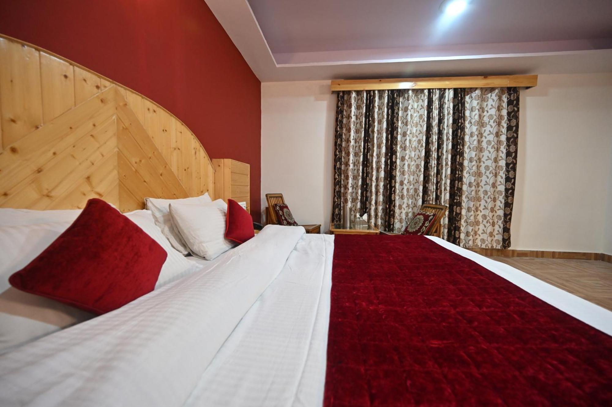 Krishana Cottage A Pure Veg !!!300 M From Hadimba Temple!!!Balcony Rooms!!!Veg Restaurant!!!Couple Friendly!!!Family Cottage!!! Manāli Exteriér fotografie