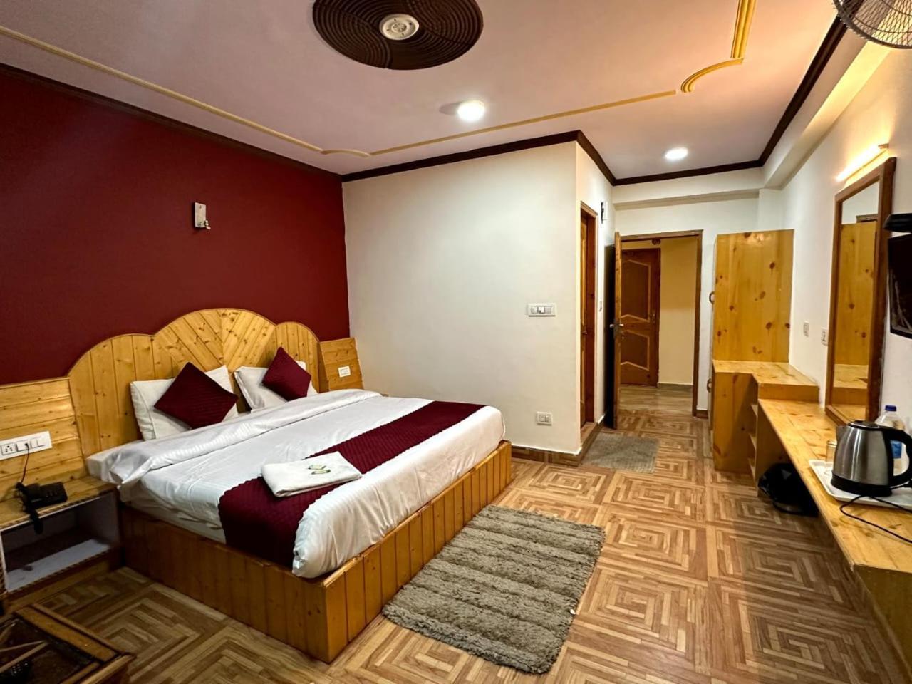Krishana Cottage A Pure Veg !!!300 M From Hadimba Temple!!!Balcony Rooms!!!Veg Restaurant!!!Couple Friendly!!!Family Cottage!!! Manāli Pokoj fotografie