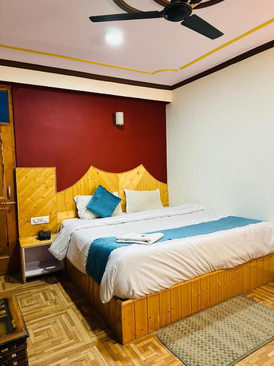 Krishana Cottage A Pure Veg !!!300 M From Hadimba Temple!!!Balcony Rooms!!!Veg Restaurant!!!Couple Friendly!!!Family Cottage!!! Manāli Exteriér fotografie